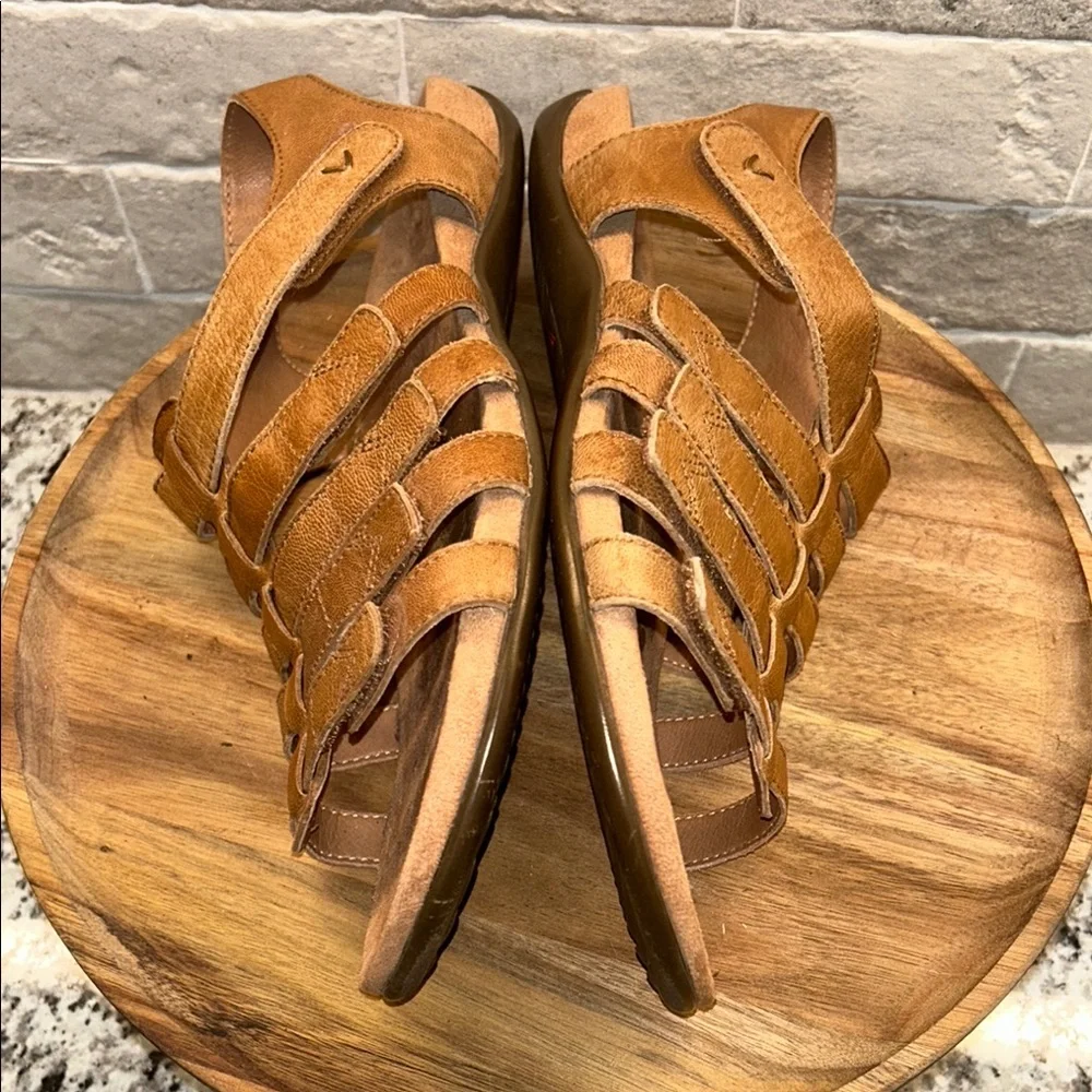 Vionic Women's Tan Leather Sandals